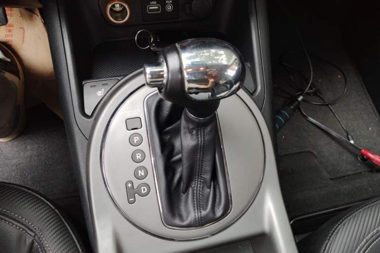Used Kia Sportage R 2015 2.0L Automatic Two-Wheel Drive DLX Model Gear Lever