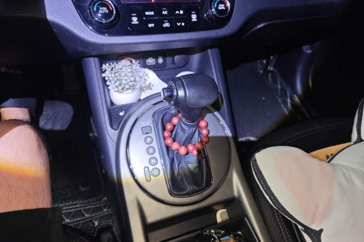 Used Kia Sportage R 2015 2.0L Automatic Two-Wheel Drive DLX Model Gear Lever
