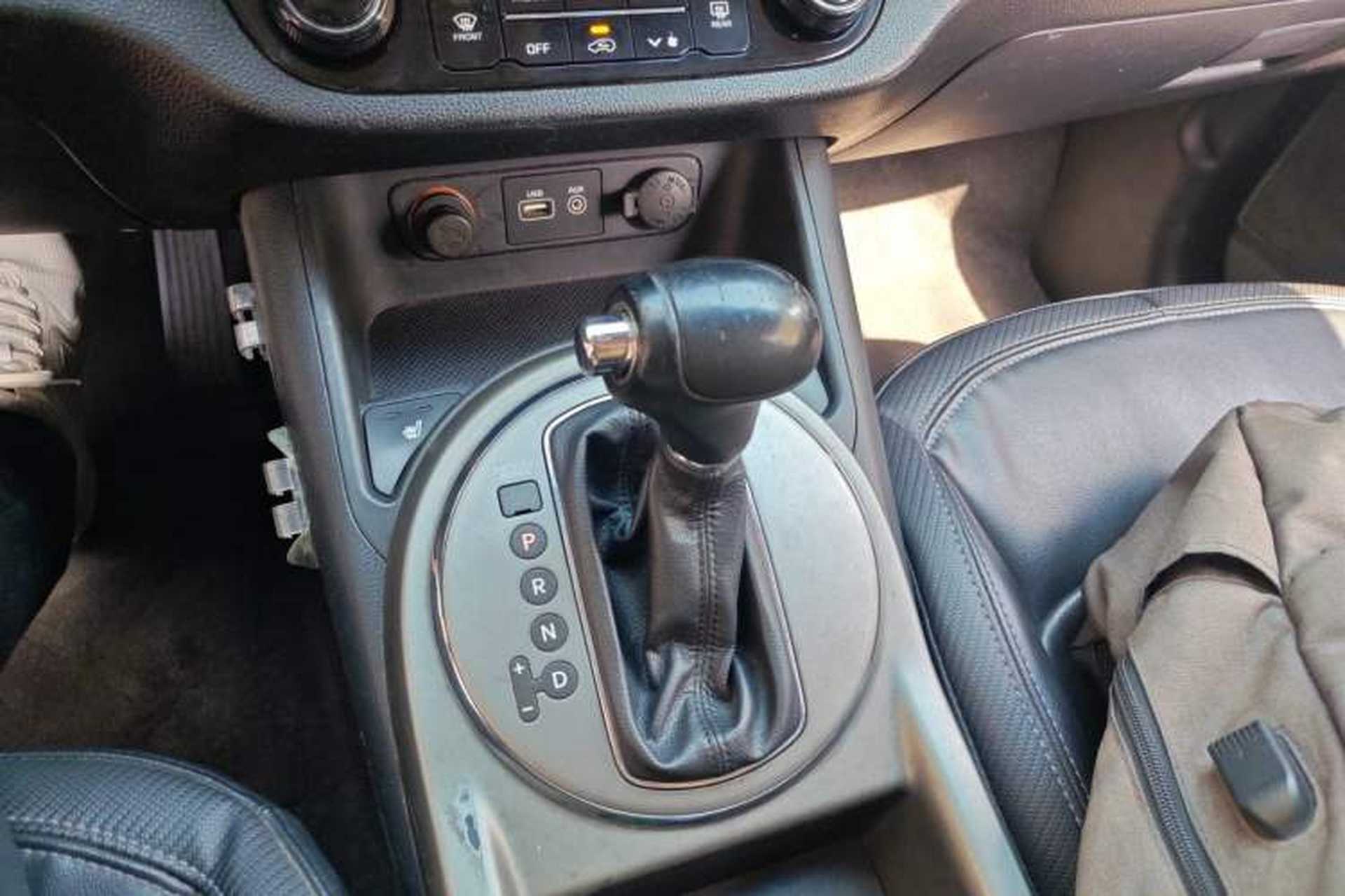 Used Kia Sportage R 2015 2.0L Automatic Two-Wheel Drive DLX Model Gear Lever
