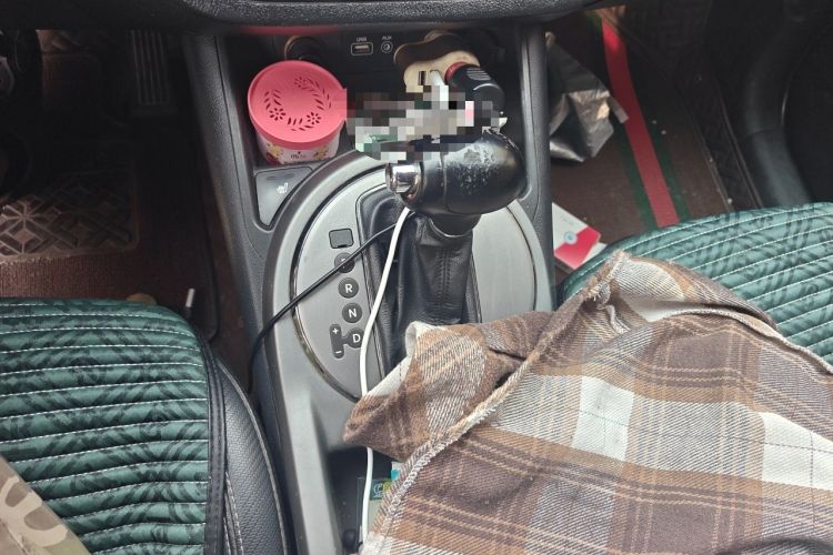 Used Kia Sportage R 2015 2.0L Automatic Two-Wheel Drive DLX Model Gear Lever