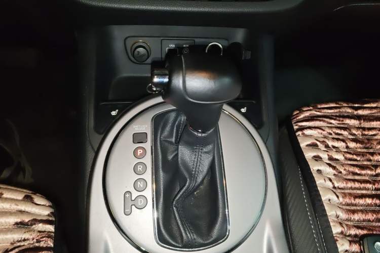 Used Kia Sportage R 2015 2.0L Automatic Two-Wheel Drive DLX Model Gear Lever