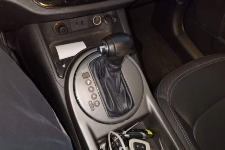 Used Kia Sportage R 2015 2.0L Automatic Two-Wheel Drive DLX Model Gear Lever