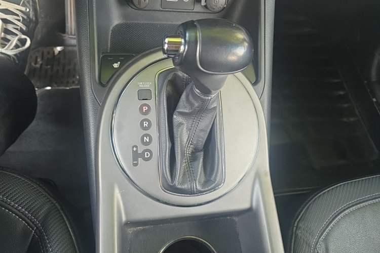 Used Kia Sportage R 2015 2.0L Automatic Two-Wheel Drive DLX Model Gear Lever