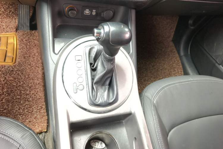 Used Kia Sportage R 2015 2.0L Automatic Two-Wheel Drive DLX Model Gear Lever
