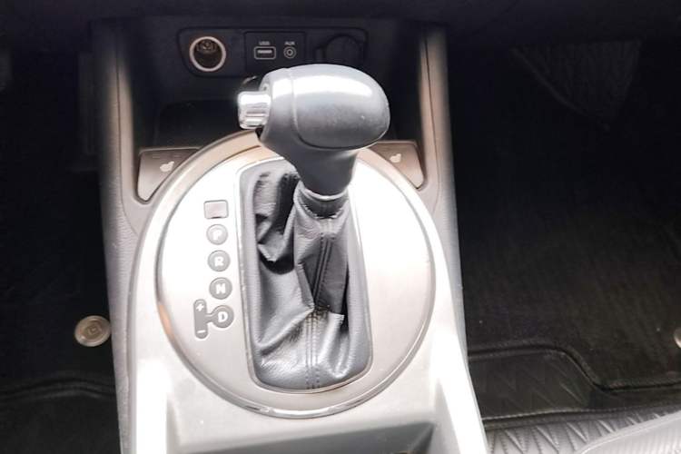 Used Kia Sportage R 2015 2.0L Automatic Two-Wheel Drive DLX Model Gear Lever