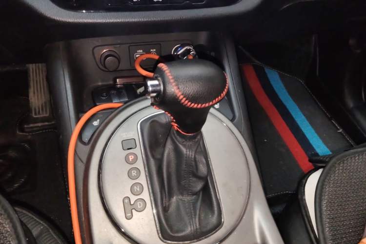 Used Kia Sportage R 2015 2.0L Automatic Two-Wheel Drive DLX Model Gear Lever