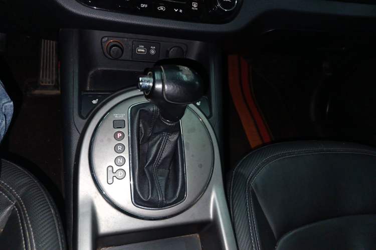 Used Kia Sportage R 2015 2.0L Automatic Two-Wheel Drive DLX Model Gear Lever