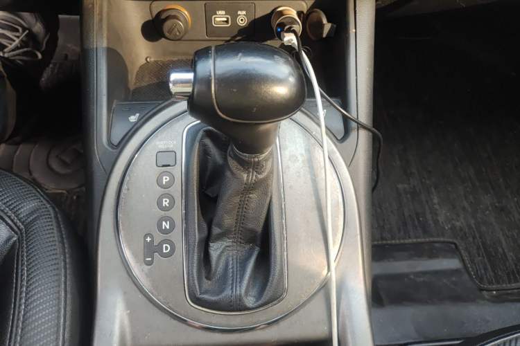 Used Kia Sportage R 2015 2.0L Automatic Two-Wheel Drive DLX Model Gear Lever