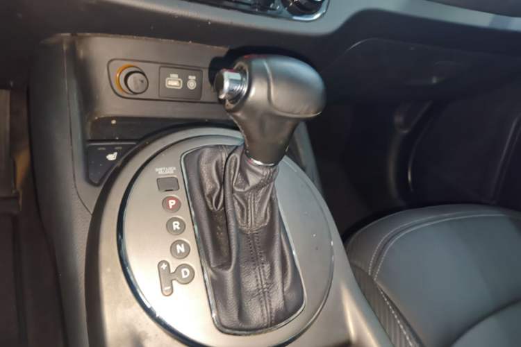 Used Kia Sportage R 2015 2.0L Automatic Two-Wheel Drive DLX Model Gear Lever