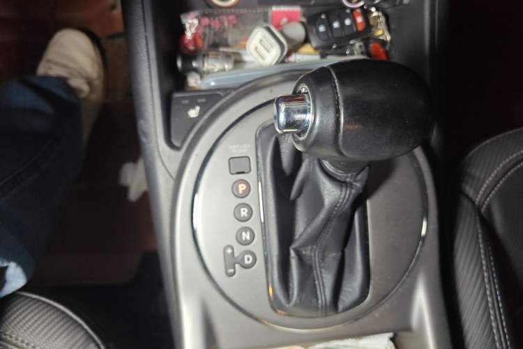 Used Kia Sportage R 2015 2.0L Automatic Two-Wheel Drive DLX Model Gear Lever