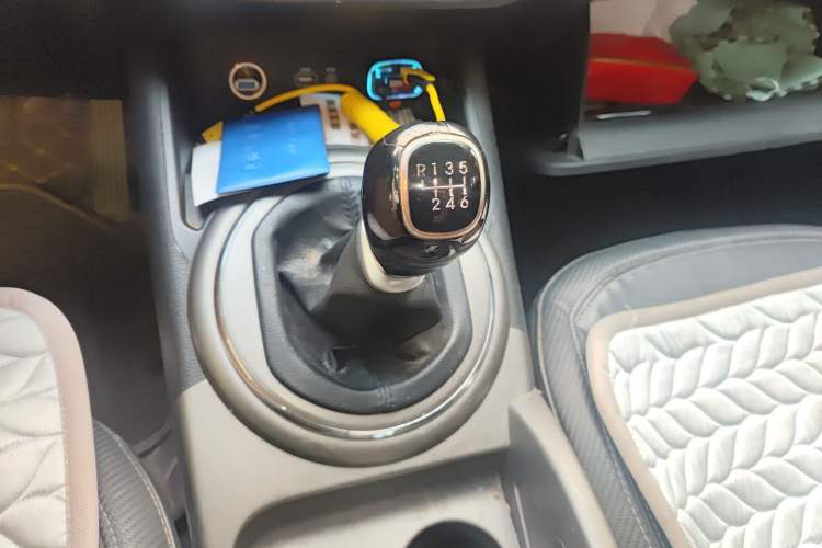 Used Kia Sportage R 2015 2.0L Manual Two-Wheel Drive GLS Trim Gear Lever