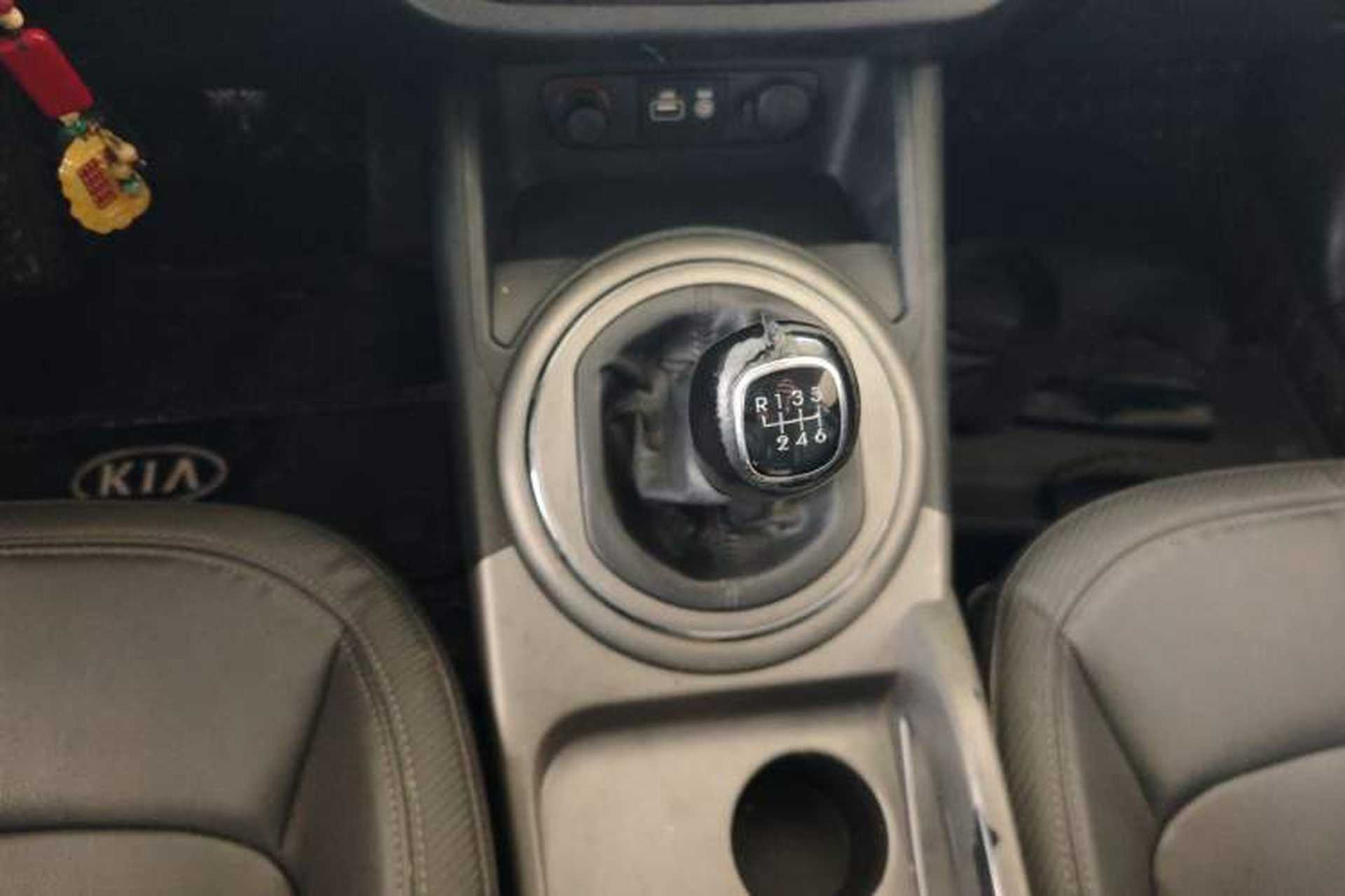 Used Kia Sportage R 2015 2.0L Manual Two-Wheel Drive GLS Trim Gear Lever
