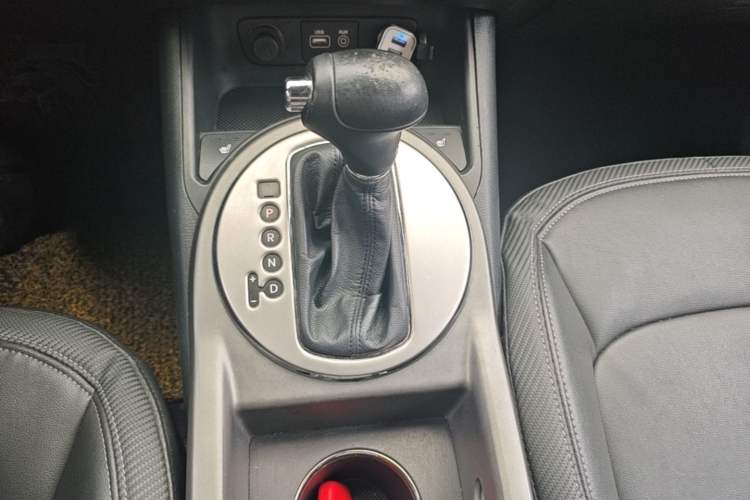Used Kia Sportage R 2015 2.0L Automatic Two-Wheel Drive DLX Model Gear Lever