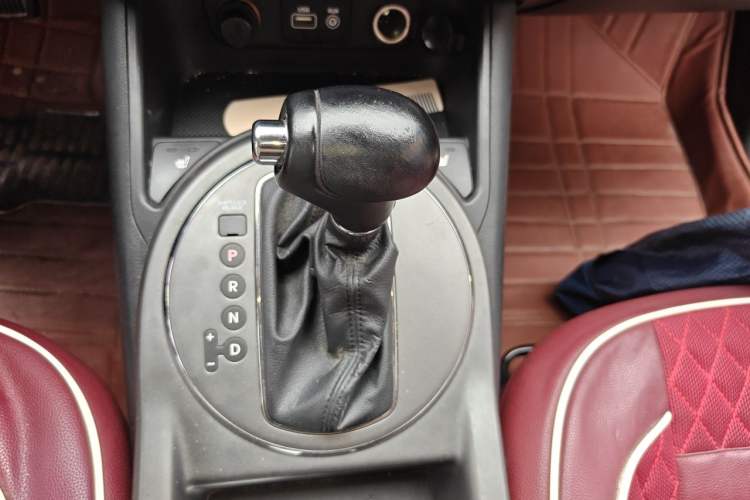 Used Kia Sportage R 2015 2.0L Automatic Two-Wheel Drive DLX Model Gear Lever