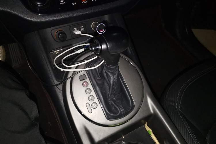 Used Kia Sportage R 2015 2.0L Automatic Two-Wheel Drive DLX Model Gear Lever