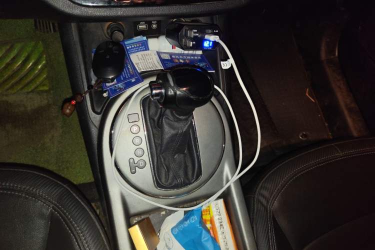 Used Kia Sportage R 2015 2.0L Automatic Two-Wheel Drive DLX Model Gear Lever