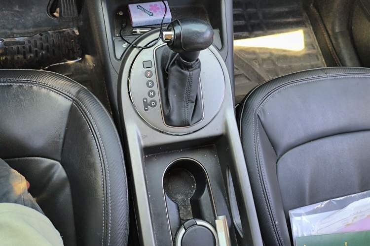Used Kia Sportage R 2015 2.0L Automatic Two-Wheel Drive DLX Model Gear Lever