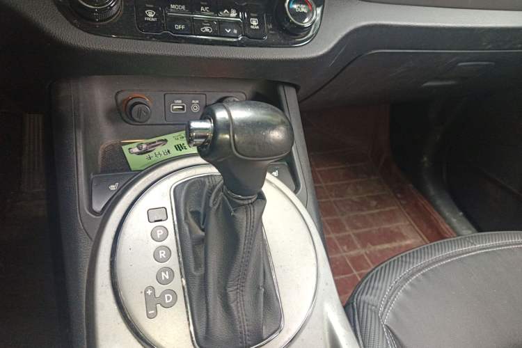 Used Kia Sportage R 2015 2.0L Automatic Two-Wheel Drive DLX Model Gear Lever