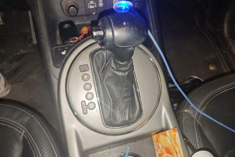 Used Kia Sportage R 2015 2.0L Automatic Two-Wheel Drive DLX Model Gear Lever