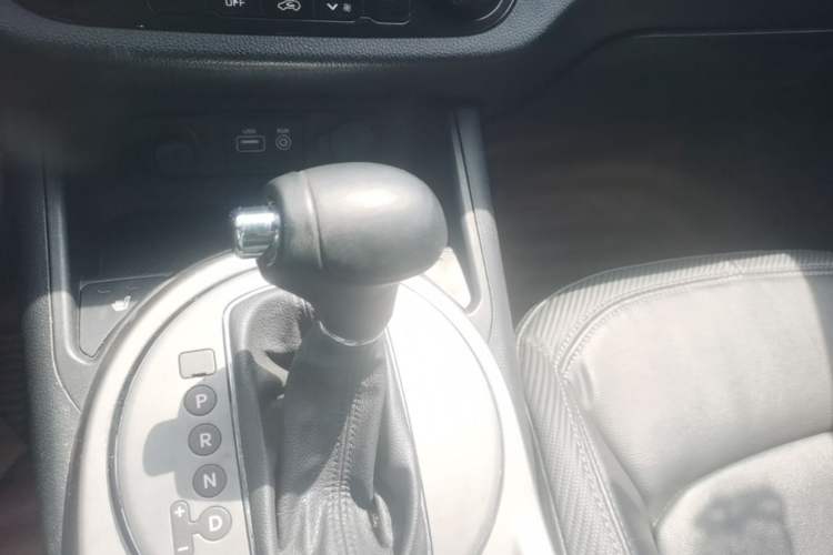 Used Kia Sportage R 2015 2.0L Automatic Two-Wheel Drive DLX Model Gear Lever