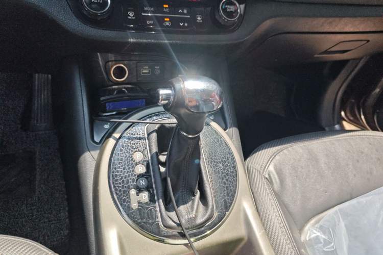 Used Kia Sportage R 2015 2.0L Automatic Two-Wheel Drive DLX Model Gear Lever