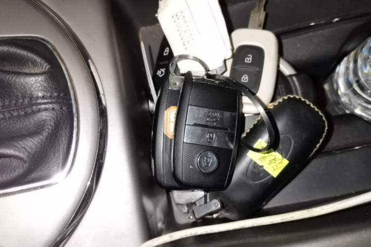 Used Kia Sportage R 2015 2.0L Automatic Two-Wheel Drive DLX Model Interior 1