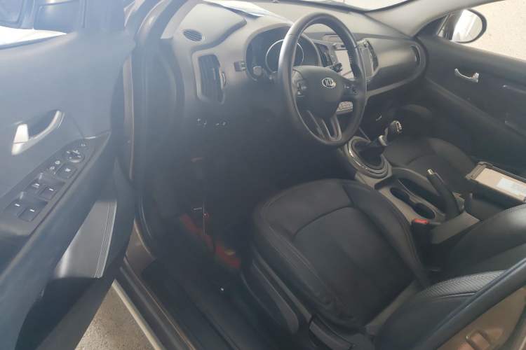Used Kia Sportage R 2015 2.0L Manual Two-Wheel Drive GLS Trim Interior 2