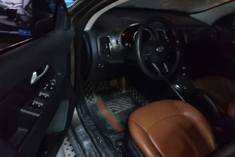 Used Kia Sportage R 2015 2.0L Automatic Two-Wheel Drive GL Interior 2