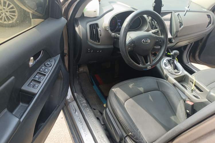 Used Kia Sportage R 2015 2.0L Automatic Two-Wheel Drive DLX Model Interior 3