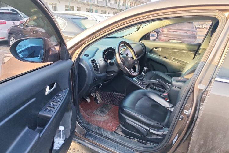 Used Kia Sportage R 2015 2.0L Manual Two-Wheel Drive GL Model Interior 3