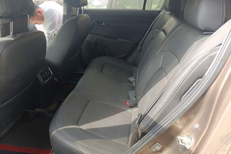 Used Kia Sportage R 2015 2.0L Automatic Two-Wheel Drive DLX Model Interior 4