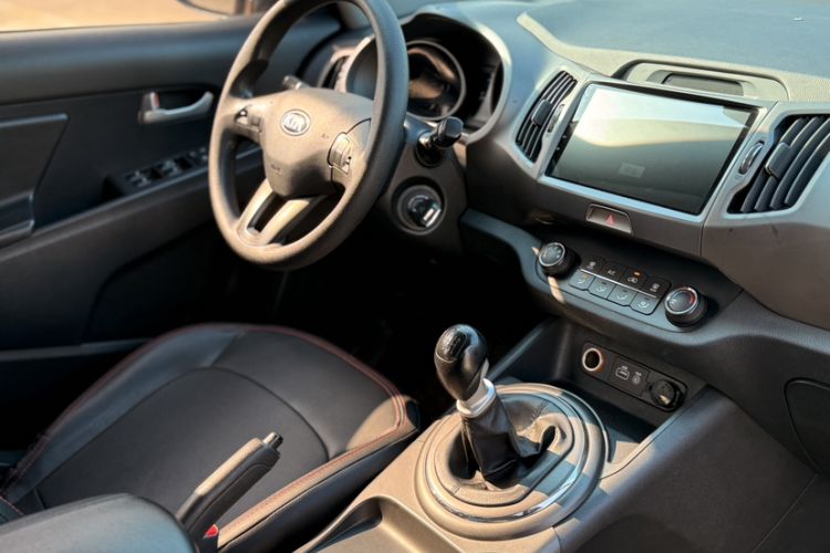 Used Kia Sportage R 2015 2.0L Manual Two-Wheel Drive GL Model Interior 5