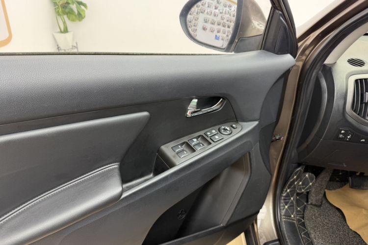 Used Kia Sportage R 2015 2.0L Automatic Two-Wheel Drive GLS Interior 8