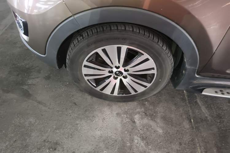 Used Kia Sportage R 2015 2.0L Automatic Two-Wheel Drive DLX Model Left Front Wheel Hub