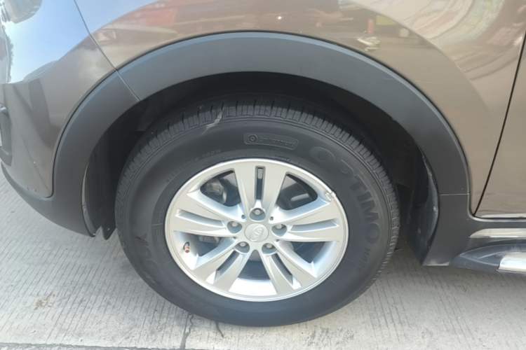 Used Kia Sportage R 2015 2.0L Manual Two-Wheel Drive GL Model Left Front Wheel Hub