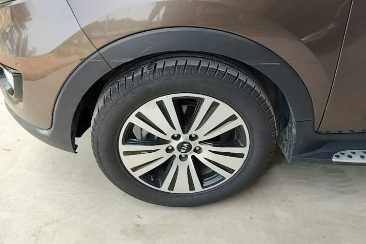 Used Kia Sportage R 2015 2.0L Automatic Two-Wheel Drive DLX Model Left Front Wheel Hub