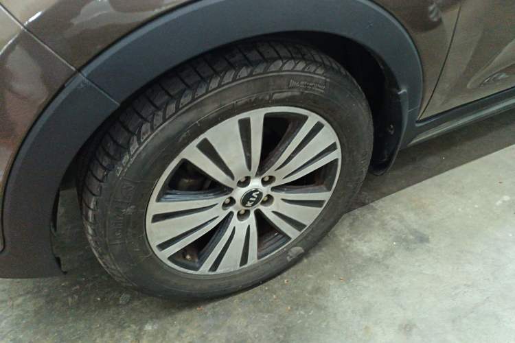 Used Kia Sportage R 2015 2.0L Automatic Two-Wheel Drive DLX Model Left Front Wheel Hub