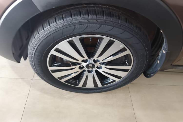 Used Kia Sportage R 2015 2.0L Automatic Two-Wheel Drive DLX Model Left Front Wheel Hub