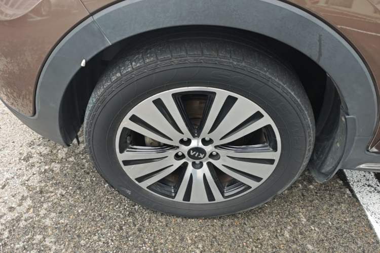 Used Kia Sportage R 2015 2.0L Automatic Two-Wheel Drive DLX Model Left Front Wheel Hub