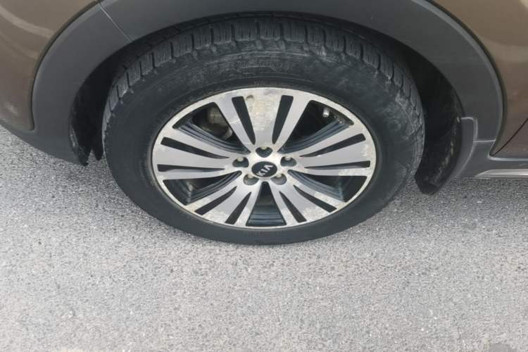 Used Kia Sportage R 2015 2.0L Automatic Two-Wheel Drive DLX Model Left Front Wheel Hub