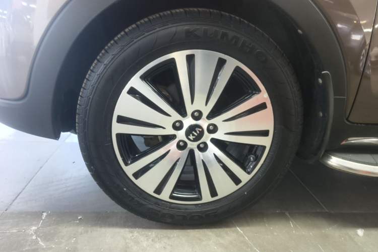 Used Kia Sportage R 2015 2.0L Automatic Two-Wheel Drive DLX Model Left Front Wheel Hub