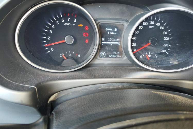 Used Kia Sportage R 2015 2.0L Automatic Two-Wheel Drive DLX Model Odometer Close Up