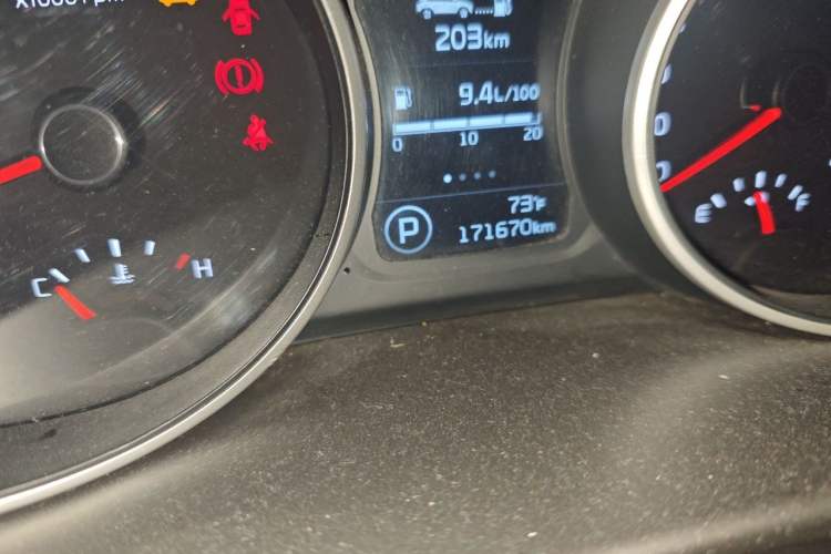 Used Kia Sportage R 2015 2.0L Automatic Two-Wheel Drive DLX Model Odometer Close Up