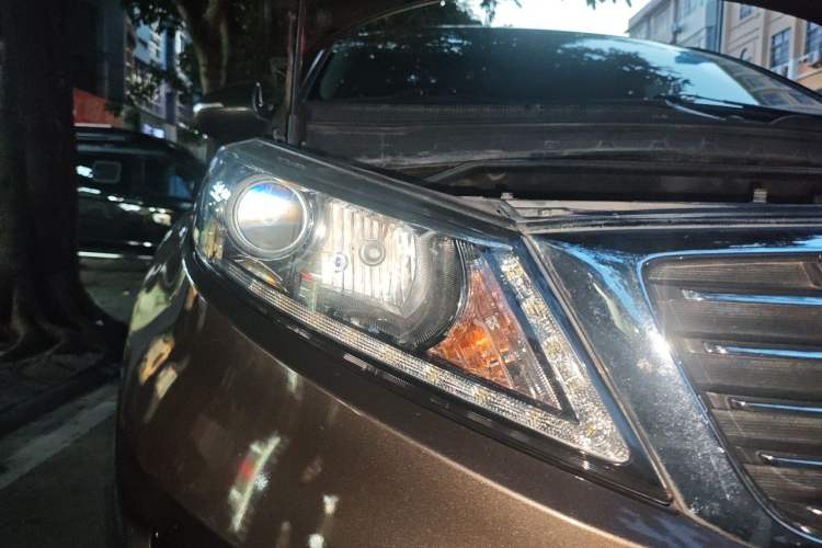 Used Kia Sportage R 2015 2.0L Automatic Two-Wheel Drive DLX Model Right Front Headlight