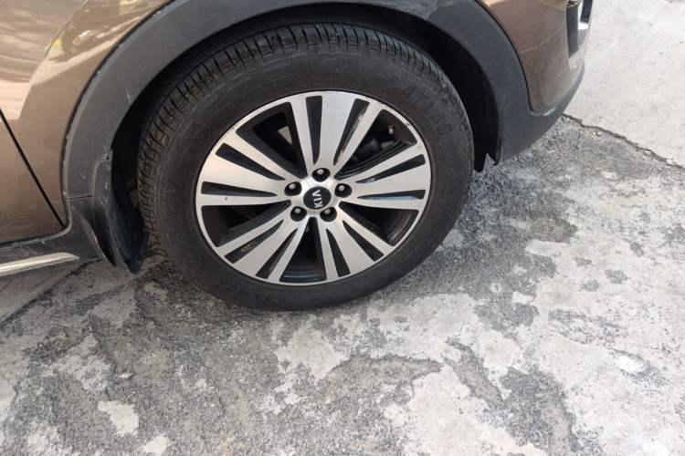Used Kia Sportage R 2015 2.0L Automatic Two-Wheel Drive DLX Model Right Front Wheel Hub