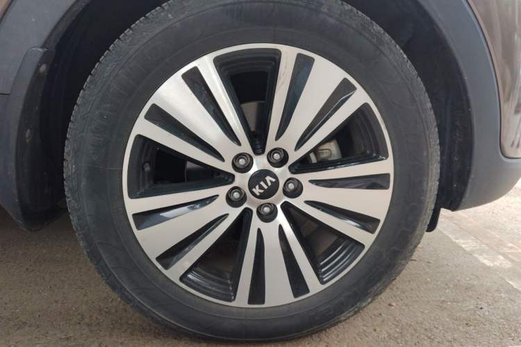 Used Kia Sportage R 2015 2.0L Automatic Two-Wheel Drive DLX Model Right Front Wheel Hub