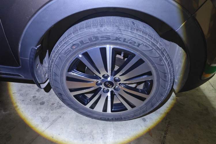 Used Kia Sportage R 2015 2.0L Automatic Two-Wheel Drive DLX Model Right Front Wheel Hub