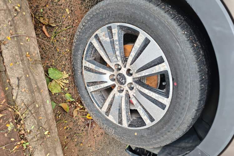 Used Kia Sportage R 2015 2.0L Automatic Two-Wheel Drive DLX Model Right Front Wheel Hub