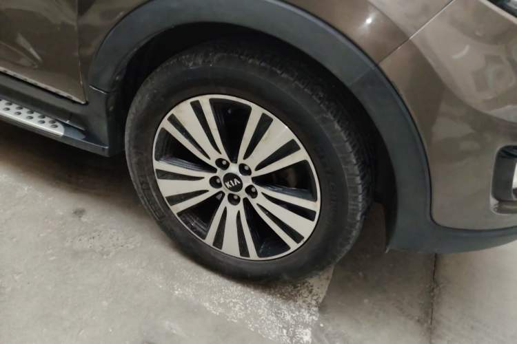 Used Kia Sportage R 2015 2.0L Automatic Two-Wheel Drive DLX Model Right Front Wheel Hub
