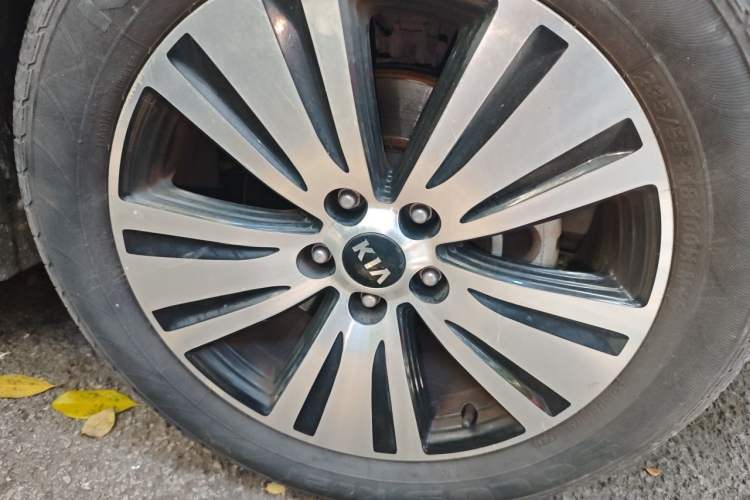 Used Kia Sportage R 2015 2.0L Automatic Two-Wheel Drive DLX Model Right Front Wheel Hub